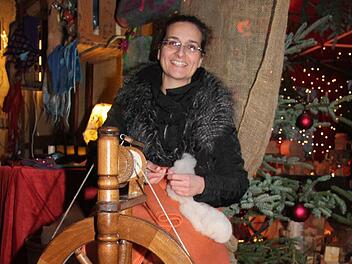Silvana Pezzi spinnt Garn aus Wolle von eigenen Schafen und verarbeitet sie dann zu schönen Filz-Kunstwerken. Fotos: Sonja Adam