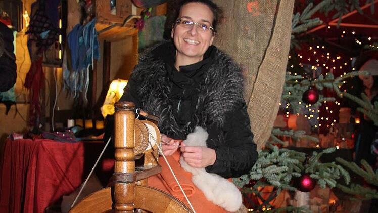 Silvana Pezzi spinnt Garn aus Wolle von eigenen Schafen und verarbeitet sie dann zu schönen Filz-Kunstwerken. Fotos: Sonja Adam