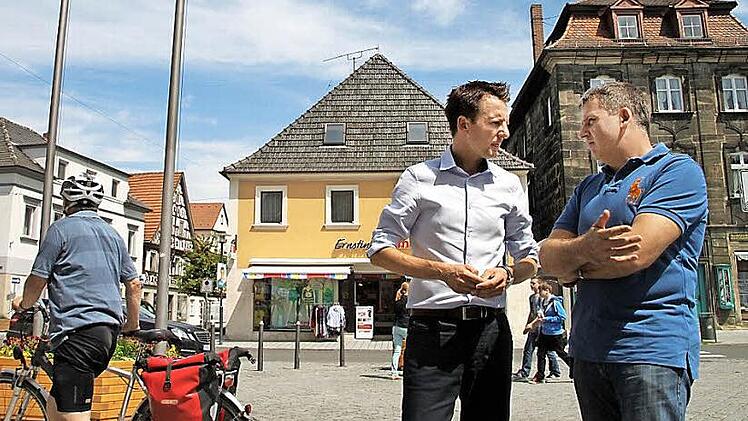 Im Gespräch mit den Leuten bleiben, wie hier mit Uwe Held (r.), das möchte Lichtenfels' neuer Bürgermeister Andreas Hügerich. Foto: Ramona Popp