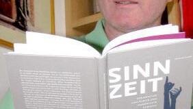 Der Autor und Pastoralreferent Johannes Simon mit seinem Buch "Sinnzeit".  Foto: Ralf Naumann