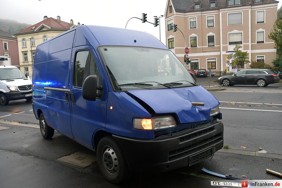Unfall in Würzburg: Metallstange durchbohrt Kleintransporter