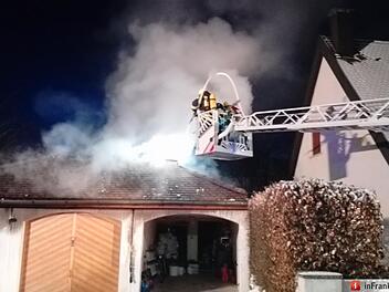 Rauchwolke über Baiersdorfer Wohngebiet - Dachstuhl einer Dreifachgarage in Brand