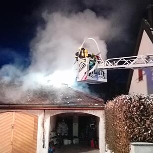 Rauchwolke über Baiersdorfer Wohngebiet - Dachstuhl einer Dreifachgarage in Brand