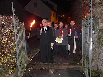 Gemeinsam geht es durch das Friedhofstor in die Laurentiuskirche. Foto: Paul Pöhlmann
