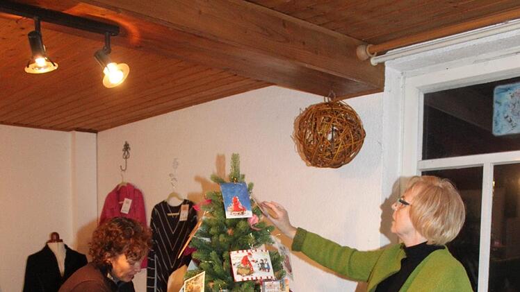 Heike Hümpfner und Helga Schramm schmücken den Wunschbaum. Foto: Carmen Schwind