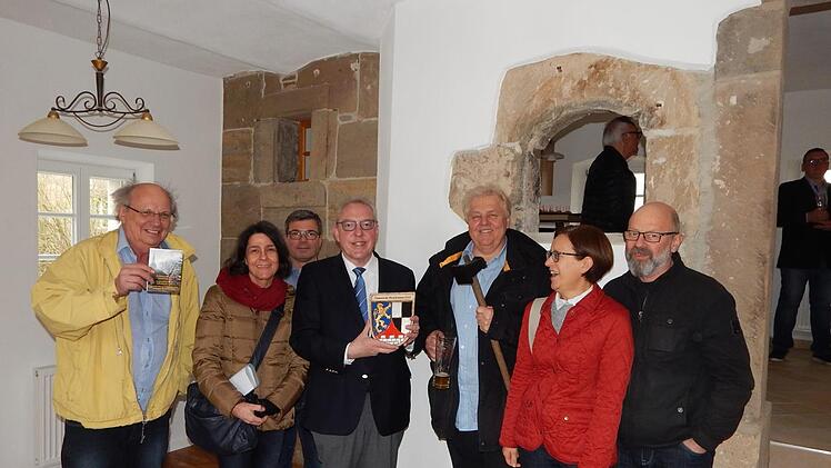 Freuten sich über die gelungene Restaurierung (von links) Rainer Schimpf, Martina Schwarz, Ulrich Barnikol-Oechsler, Harald Hübner, Richard Rost sowie Irmgard und Klaus Pastner. Foto: Horst Wunner