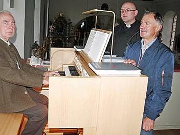 Organist Willi Fiedler, Pfarrer Sven Raube und Kirchenpfleger Gerhard Eidelloth zeigen sich begeistert vom Klang der neuen Kirchenorgel von St. Ägidius Lahm. Foto: Heike Schülein