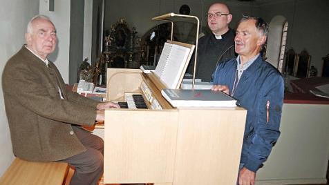 Organist Willi Fiedler, Pfarrer Sven Raube und Kirchenpfleger Gerhard Eidelloth zeigen sich begeistert vom Klang der neuen Kirchenorgel von St. Ägidius Lahm. Foto: Heike Schülein