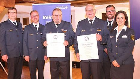 Ronald Baumüller und Siegfried Escher(mit Urkunden, von links) wurden für 50 Jahre Treue zum THW geehrt. Mit im Bild (von links) Rüdiger Maetzig, Christian Reinlein, Andreas Hock und Jennifer Baumüller