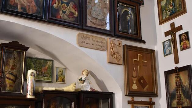 Sogenannte Votivgaben, die von Pilgern aus nah und fern in der Basilika Marienweiher ausgestellt sind.