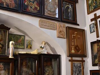 Sogenannte Votivgaben, die von Pilgern aus nah und fern in der Basilika Marienweiher ausgestellt sind.