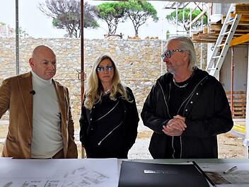 Die Geissens Carmen und Robert Geiss (r.) überbringen ihrem Innenarchitekt Kurt Steurer (l.) freudig die neue Nachricht: der ungeliebte Architekt des Hauses hat gekündigt.