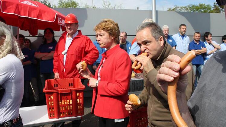 Die Streikwurst der IG Metall bekämpfte nur den Hunger, die Wut im Bauch blieb bis zum Ende der Zusammenkunft.