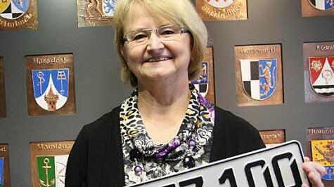 Erika Ohnemüller erinnert sich gern an ihre Zeit in der Führerscheinstelle des Landratsamts. Fotos: Sonja Adam