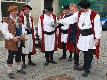 Zusammen mit Braumeister Thomas Kaiser (links) und Bürgermeister Wolfgang Beiergrößlein (Zweiter von rechts) "weihen" die Viertelmeister (von links) Jens Schick, Jürgen Ditsche, Markus Steller und Stefan Wicklein den neuen Startpunkt für ihren Lauf mit einem Schluck Schmäuß. Foto: Marco Meißner