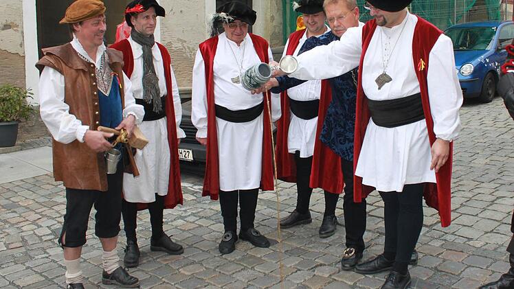 Zusammen mit Braumeister Thomas Kaiser (links) und Bürgermeister Wolfgang Beiergrößlein (Zweiter von rechts) "weihen" die Viertelmeister (von links) Jens Schick, Jürgen Ditsche, Markus Steller und Stefan Wicklein den neuen Startpunkt für ihren Lauf mit einem Schluck Schmäuß. Foto: Marco Meißner
