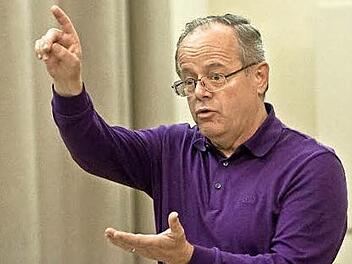 Chorleiter Marius Popp bei der Probenarbeit. Seit 2006 leitet Kronachs Dekanatskantor den Konzertchor Coburg Sängerkranz. Foto: Jochen Berger