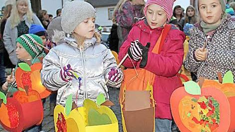 Vor dem Zug werden die selbstgebastelten Laternen noch einmal genau untersucht.