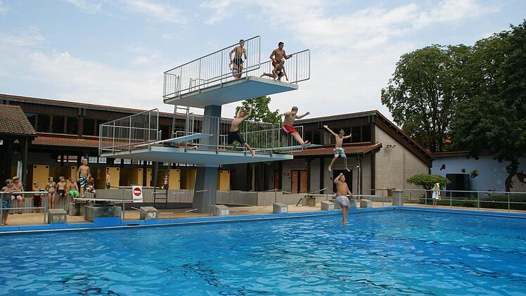 Mit einem Formationssprung von allen Ebnen des Sprungturms schlossen die Gewinner den Wettbewerb ab.