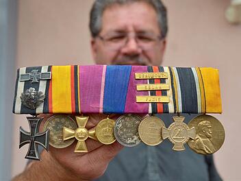 Harald Schneider zeigt sein besonderes Sammlerstück: eine Ordensspange mit Abzeichen aus drei Kriegen, Gefechtsspangen und Erinnerungen an das Fürstentum Reuß. Er hat das seltene Stück vom Urenkel des Trägers bekommen. Foto: Kathrin Kupka-Hahn