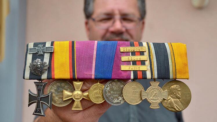 Harald Schneider zeigt sein besonderes Sammlerstück: eine Ordensspange mit Abzeichen aus drei Kriegen, Gefechtsspangen und Erinnerungen an das Fürstentum Reuß. Er hat das seltene Stück vom Urenkel des Trägers bekommen. Foto: Kathrin Kupka-Hahn