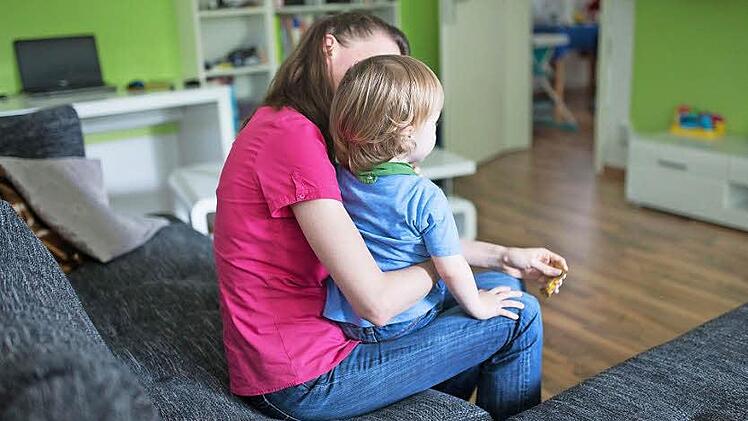 Wenn der Partner die Familie verlässt, fehlt oft der Vater und der Verdiener. Für Alleinerziehende aus dem Landkreis kann so eine Situation existenzbedrohend werden. Foto: Marcel Kusch/dpa