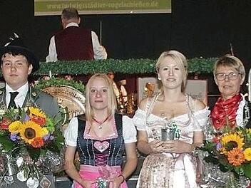 Sie erlangten die Königswürde beziehungsweise wurden zu Rittern gekürt. Im Bild von links: Jannik Löffler (1. Ritter Jungschützen), Christoph Scheidig (Jungschützenkönig), Lina-Marie Harnisch (2. Ritter, Jungschützen), Lorena Martin (1. Ritterin), Heidi Hofmann (Schützenkönigin), Florian Bauer (2. Ritter) Fotos: vs