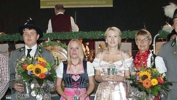 Sie erlangten die Königswürde beziehungsweise wurden zu Rittern gekürt. Im Bild von links: Jannik Löffler (1. Ritter Jungschützen), Christoph Scheidig (Jungschützenkönig), Lina-Marie Harnisch (2. Ritter, Jungschützen), Lorena Martin (1. Ritterin), Heidi Hofmann (Schützenkönigin), Florian Bauer (2. Ritter) Fotos: vs