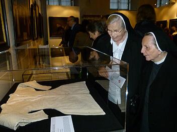 "Englische Fräulein" betrachten das Original-Unterkleid vonOrdensgründerin Maria Ward. Fotos: Marion Krüger-Hundrup