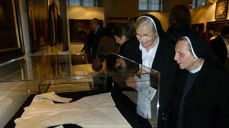 "Englische Fräulein" betrachten das Original-Unterkleid vonOrdensgründerin Maria Ward. Fotos: Marion Krüger-Hundrup