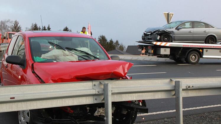 Der VW Vox der Unfallverursacherin landete in der Leitplanke. Der Wagen musste ebenso abgeschleppt werden wie der unfallbeteiligte Opel Vectra, den ein 58-Jähriger fuhr. Foto: Alexander Hartmann