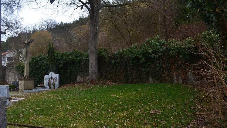 Unter einem Baum können jetzt Urnen bestattet werden. Andreas Lomb