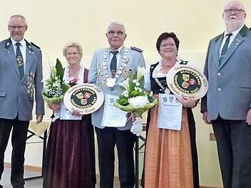 Stellvertretender Gauschützenmeister Herbert Nitschke, Gau-Senioren-Vize-Königin Erna Reinfelder, Gau-Senioren-Kaiser Eberhard Krause, Gau- Senioren-Königin Michaela Ramisch und Gauschützenmeister Hans-Joachim Hiller bei der Proklamation Foto: privat