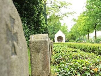 79 Gedenksteine erinnern auf dem Höchstadter "Heldenfriedhof" an Opfer des Ersten  Weltkriegs. Seit 1961 wird mit  einer Engelsfigur und   Tafeln mit 227 Namen   Gefallenen und Vermissten des   Zweiten Weltkriegs gedacht. Foto: Christian Bauriedel/Archiv