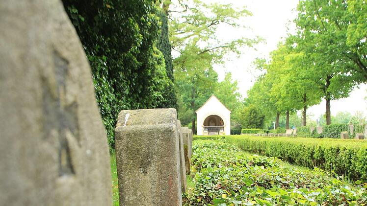 79 Gedenksteine erinnern auf dem Höchstadter "Heldenfriedhof" an Opfer des Ersten  Weltkriegs. Seit 1961 wird mit  einer Engelsfigur und   Tafeln mit 227 Namen   Gefallenen und Vermissten des   Zweiten Weltkriegs gedacht. Foto: Christian Bauriedel/Archiv
