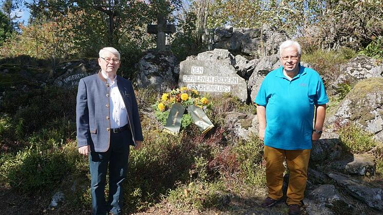 Die Kranzniederlegung ist ein Kernelement der Heidelsteinfeier. Das Bild  zeigt den Vizepräsidenten des Rhönklubs Bernd Günder und den  Rhönklub-Präsident Jürgen Reinhardt. Foto: Marion Eckert