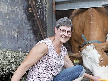 Marion Warmuth, wo sie sich sehr gerne aufhält: im Stall mit ihren Tieren  Foto: Barbara Herbst