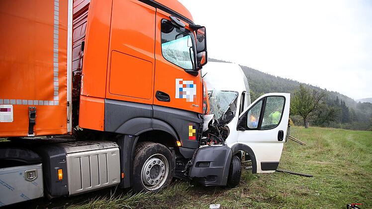 Schneeberg: Transporter kracht in Lkw - 52-J&auml;hriger bei Unfall schwer verletzt
