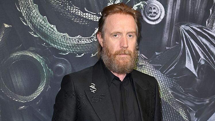 An "Spike" erinnert Rhys Ifans Look heute nicht mehr. Der mittlerweile 58-J&auml;hrige tr&auml;gt mittlerweile mehr Bart und dunklere Haare.