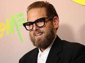 So kennt man US-Schauspieler Jonah Hill: Mit schwarzer Brille, zur&uuml;ckgestylten Haaren und einem Bart.