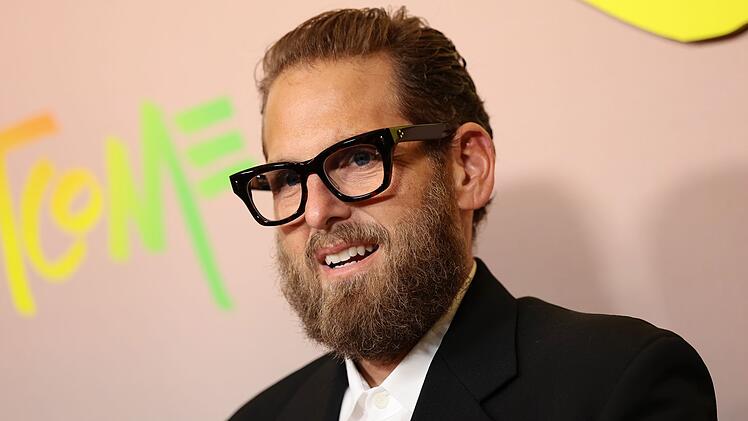 So kennt man US-Schauspieler Jonah Hill: Mit schwarzer Brille, zur&uuml;ckgestylten Haaren und einem Bart.