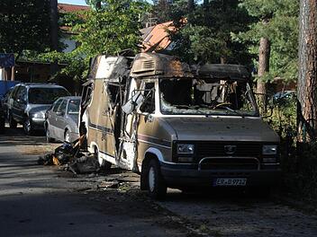 Der abgebrannte Camper sorgte bei Klassik am See in Dechsendorf für lautstarke Aufregung. Foto: Michael Busch