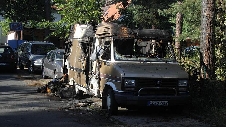 Der abgebrannte Camper sorgte bei Klassik am See in Dechsendorf für lautstarke Aufregung. Foto: Michael Busch