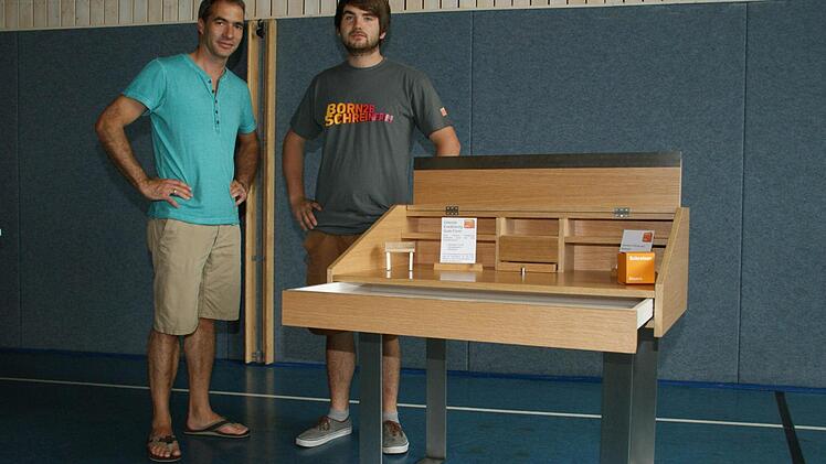 Johannes Stretz zeigte sein Gesellenstück, einen Sekretät. Stolz auf den Ex-Azubi ist Ausbilder Johannes Kulla (links).