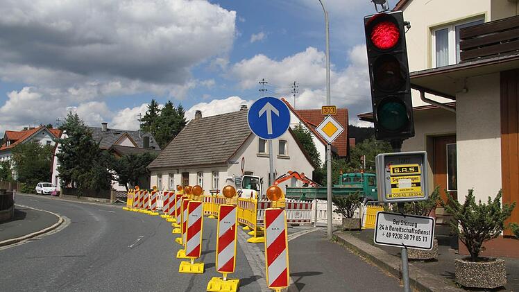 Die Alte Pressecker Straße ist mit auffälligen Absperrmaßnahmen in den nächsten Wochen total gesperrt. Der Verkehr wird mit einer Ampel im Baustellenbereich gebremst, um die Sicherheit der Arbeiter, die den Kanal erneuern, zu gewährleisten. Foto: Sonja Adam