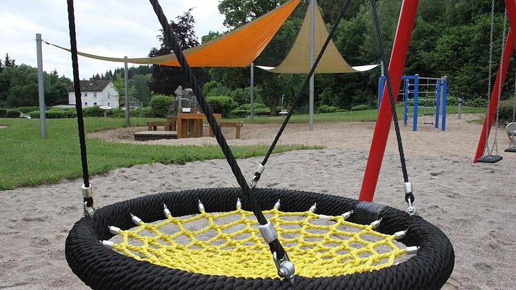 Spielgeräte laden die Kinder zu Aktivitäten ein.  Foto: Friedwald Schedel