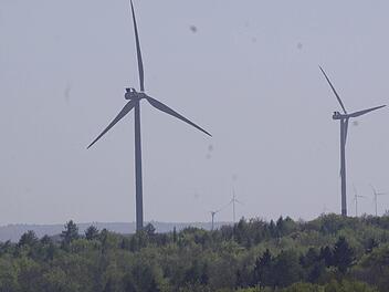 Es wird noch ein bisschen dauern, bis auf Fuchsstädter Gemarkung Windräder stehen. Der Abstand zur Wohnbebauung soll 2200 Meter betragen. Unser Foto zeigt Windräder bei Gauaschach. Foto: Winfried Ehling