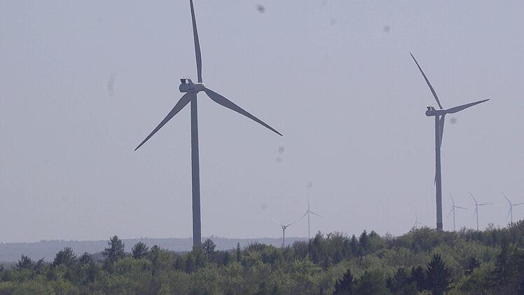 Es wird noch ein bisschen dauern, bis auf Fuchsstädter Gemarkung Windräder stehen. Der Abstand zur Wohnbebauung soll 2200 Meter betragen. Unser Foto zeigt Windräder bei Gauaschach. Foto: Winfried Ehling
