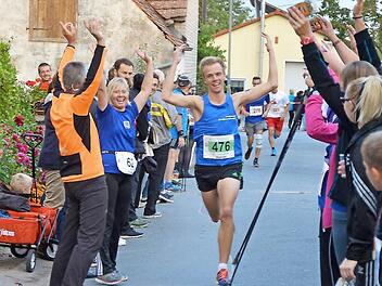 10-Kilometer-Sieger Bastian Grau wurden mit einer Laola-Welle über die Ziellinie getragen.  Fotos: Picturedreams