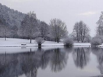 Zauberhafte Winterstimmung herrscht zur Zeit am Trebgaster Badesee.  Foto: Horst Ellner